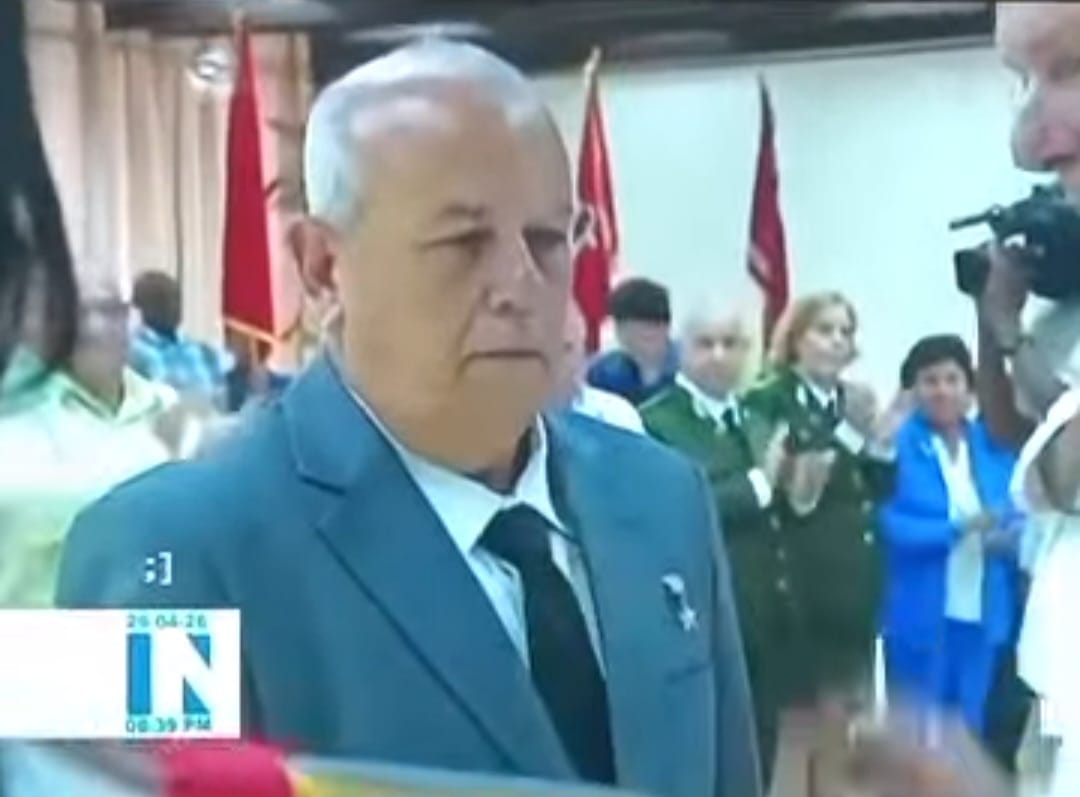 Es un orgullo para la DGE municipio #SantiagoDeCuba ,la imposición de la Medalla Héroe de la República de Cuba al metodólogo especialista principal Miguel Angel Franco Noa ,La profesionalidad es el dominio del detalle. Palabras que lo caracterizan #SiempreSantiago