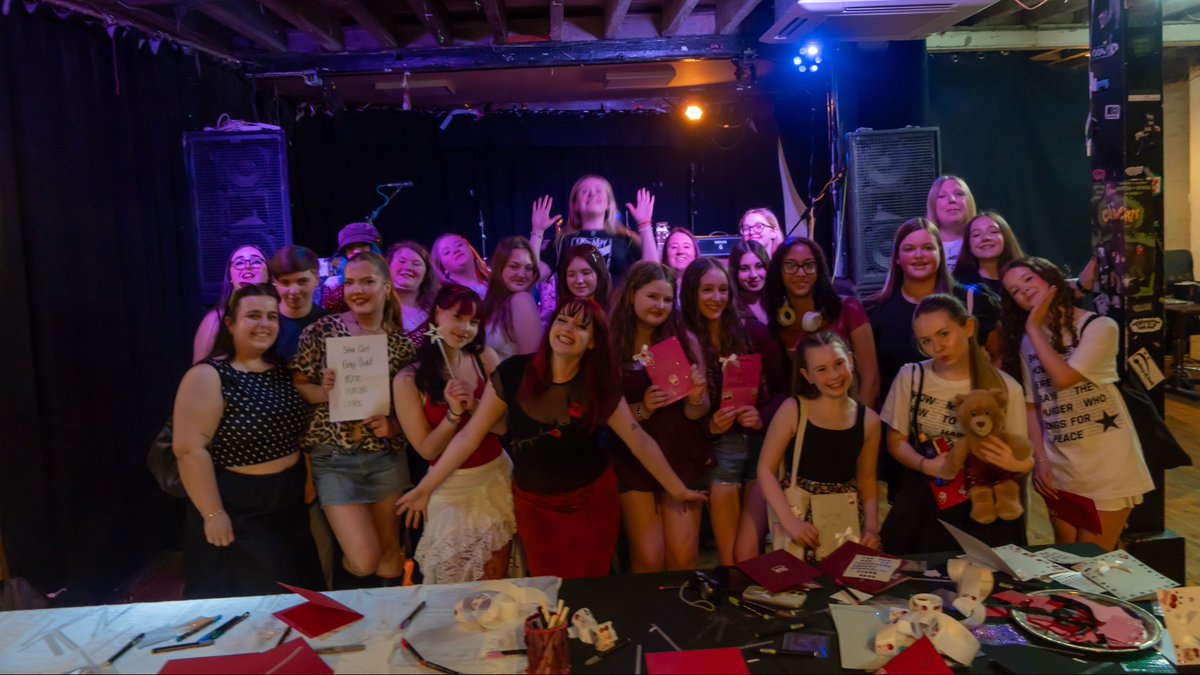 lxdiamay's tweet photo. PURGER release ceremonies!!!! the most incredible lovely intimate shows i’ve ever played :,)) thank u for singing, ur gifts, making beautiful cards i love u !!! https://t.co/q9WY3sslR0