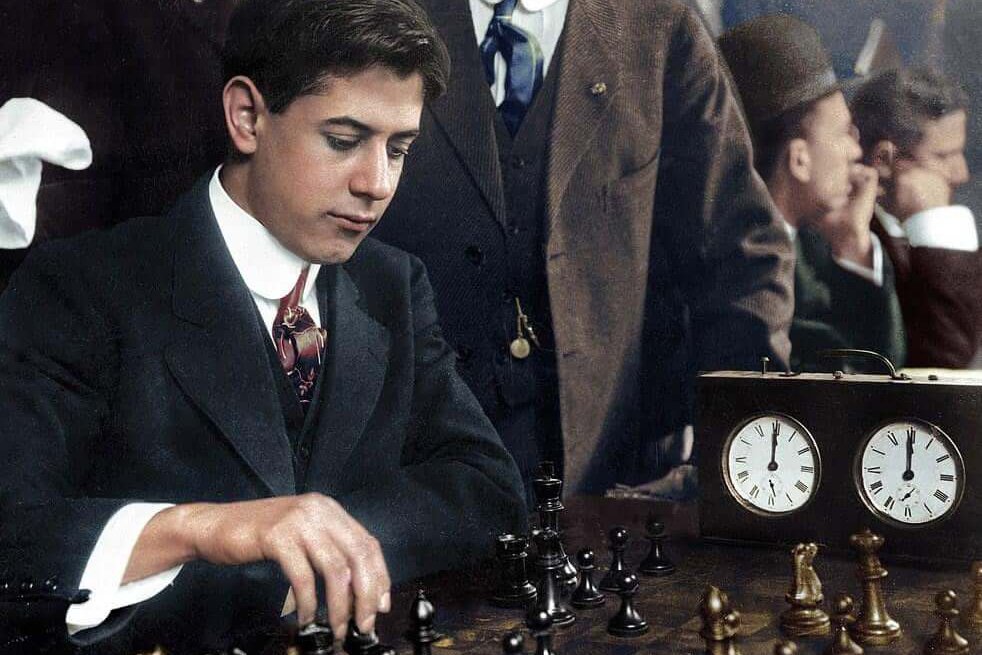 ahb651's tweet photo. #Chess Siyah merkezde fark yaratip , bir At artı Fil farkı yaratinca... Vezirsiz de Cift Kale ile bitirmiş Beyazın savunmasıni : #Casablanca 🇨🇺... 4 yaşında #Satranc a başlayan bir #satranç dehası idi #JoséRaúlCapablanca 🇨🇺🙏 #Cuba 🇨🇺 1921 -1927 Dünya Satranç Şampiyonu idi https://t.co/z0Z8jNjWms