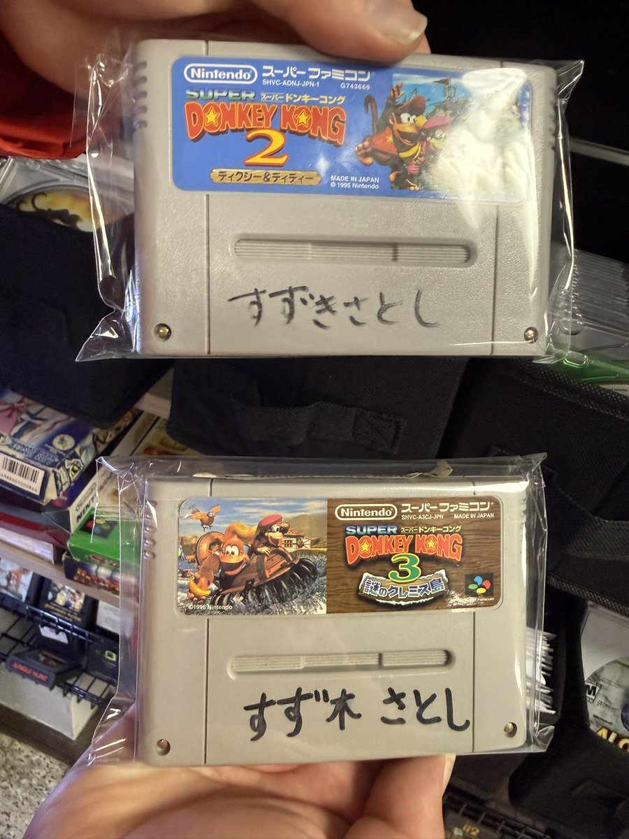 IEEE1588's tweet photo. すず木さとしさん、もしあなたのドンキーコングのスーパーファミコンのカートリッジを探しているなら、昨日シカゴにある中古ゲームショップで見つけたよ😂 https://t.co/xwAQrPO3Yx