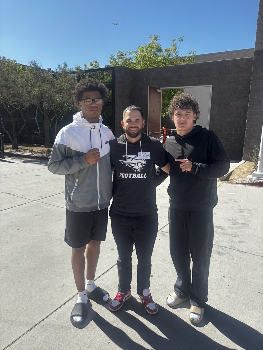 aanthony1_'s tweet photo. Thank you Coach @JGonzo_24 for coming down to visit me and @EricJohnson133 ‼️

@MikeWatersP1 @MountaineerFB @DOHS_Football @CoachBalbert @YanceyBoomin https://t.co/FuKOVnralG