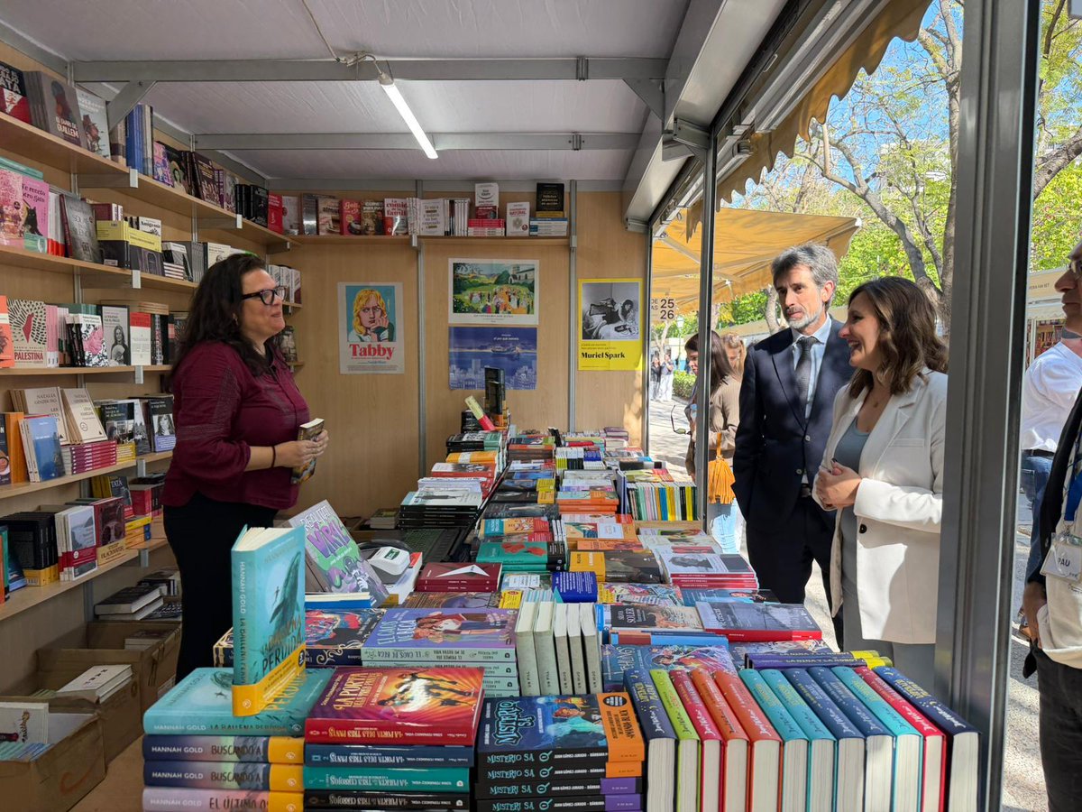 AjuntamentVLC's tweet photo. 📚 Arranca la 61a @firallibrevlc!
L'alcaldessa i el regidor de @CulturalVLC han visitat les seues instal·lacions als jardins de #Vivers 🌿, per a donar suport al sector cultural de les llibreries i la literatura.
🗓 Fins al 10 de maig
#FiraLlibreVLC https://t.co/mBz1UIPw4L