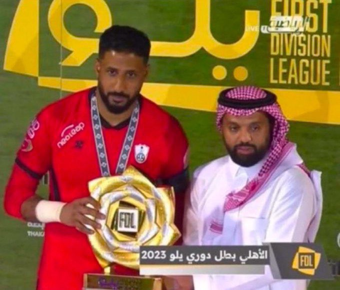 ياشايل يلو بين ايديه 
تستاهل يلو من شاله 
بالهون بالهون يامغليه 
معطيك كاس الصعود لحاله