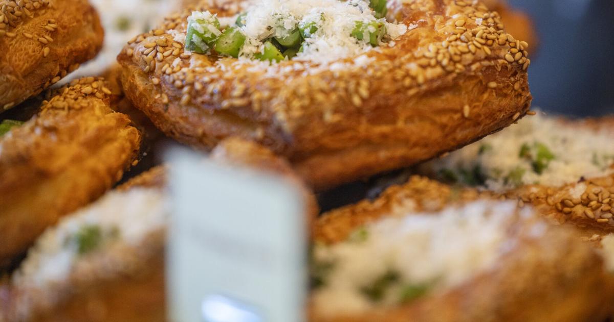 CohenEugeno's tweet image. Weltons Tiny Bakeshop in Charleston has gone from pop-up to national recognition.🍞✨
 
#CharlestonEats #BakeryLife #FoodieFinds #SmallBusinessSuccess #CulinaryCraft #BusinessNews #EugenoCohen #BGHomesTeam

zurl.co/H4s7S