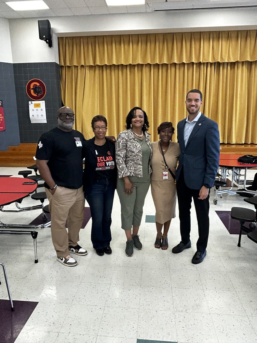 RepCWJ's tweet image. This morning, I had the pleasure speaking to these fantastic students at Eisenhower 9th Grade School and Carver High School 🏫

I was joined by City Comptroller @CGHollins and school staff. #TeamCWJ #HD139 #studentsfirst