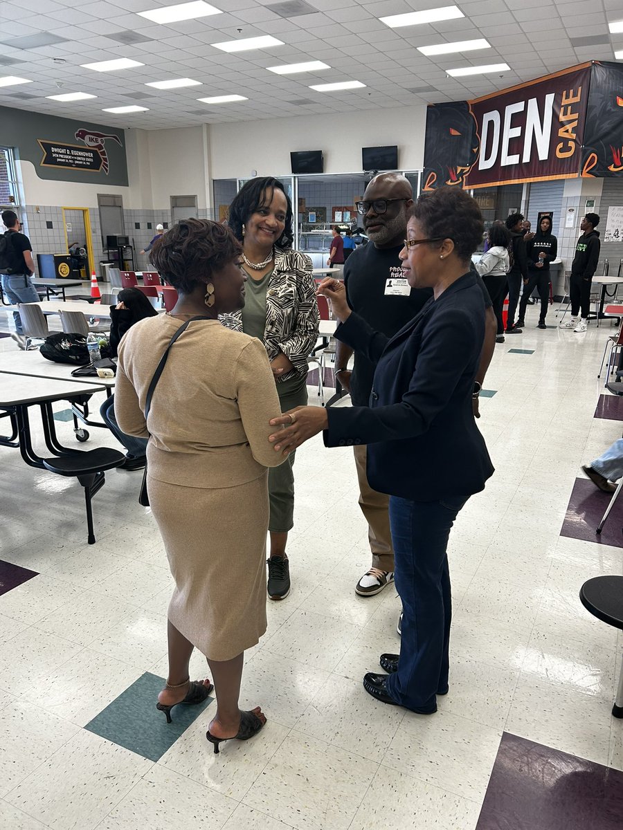 RepCWJ's tweet image. This morning, I had the pleasure speaking to these fantastic students at Eisenhower 9th Grade School and Carver High School 🏫

I was joined by City Comptroller @CGHollins and school staff. #TeamCWJ #HD139 #studentsfirst
