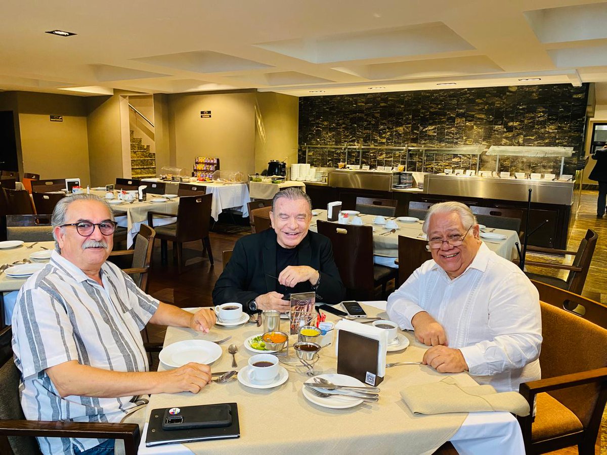 AlvarJaime's tweet photo. Cafecito del jueves con grandes amigos.
Sigan a César,  se los recomiendo @veldeleon y @CodigoMagentaMx @ramonalberto no necesitan presentación https://t.co/RLK886xa0E