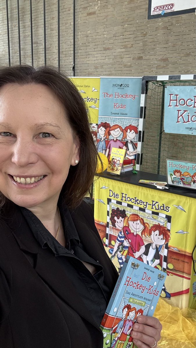 SabineHahnBooks's tweet photo. 60 Fünftklässler der Brüder-Grimm-Schule Frankfurt durften sich am Montag über eine Autorenlesung mit den Hockey-Kids freuen.
Bereits zum 5. Mal durfte ich übrigens diese Schule besuchen!
Herzlichen Dank!☺️
#autorenlesung #hockeykids #leseförderung #sportförderung #hockeykids https://t.co/Ww8wJm3LDU