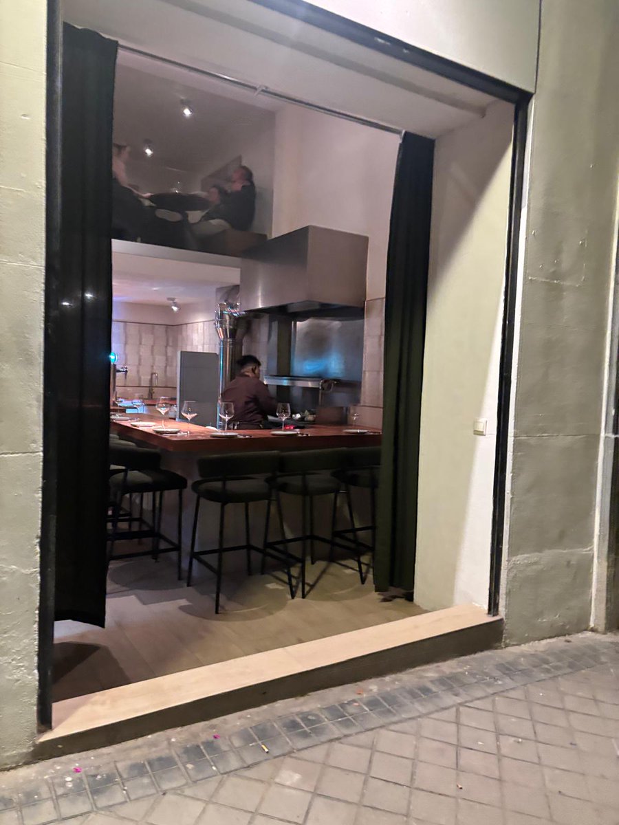 ElOrganillo's tweet photo. Quesada 6. ZPAE de Chamberi. No se pueden implantar nuevos bares/restaurante. Este local tiene licencia de "comercio alimentario". Ilegalidad: funciona como restaurante.🚫🍽️
¿Quién vigila esto? @Lineamadrid
#Chamberí #ZPAE #DenunciaCiudadana #Madrid https://t.co/zVginuEhLT