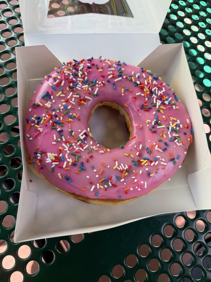 GOOCH_Presents's tweet image. This huge Simpson classic donut "The Big Pink" is massive. We @suitevegan tried and it almost came back up after the Hogwarts 3D ride &amp;amp;©® we had so much fun today, loving these moments. #lifeistooshort #livinglifetothefullest #loveyourself