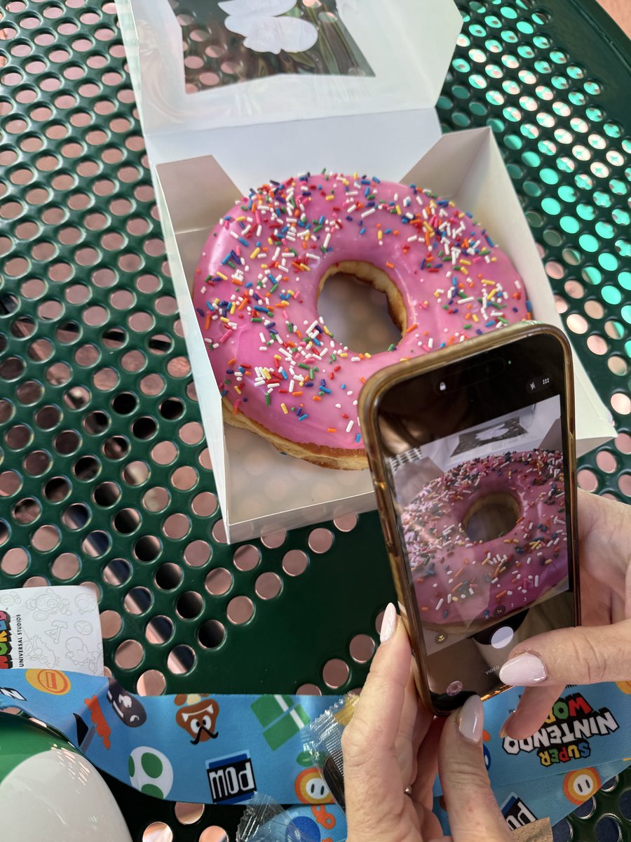 GOOCH_Presents's tweet image. This huge Simpson classic donut "The Big Pink" is massive. We @suitevegan tried and it almost came back up after the Hogwarts 3D ride &amp;amp;©® we had so much fun today, loving these moments. #lifeistooshort #livinglifetothefullest #loveyourself