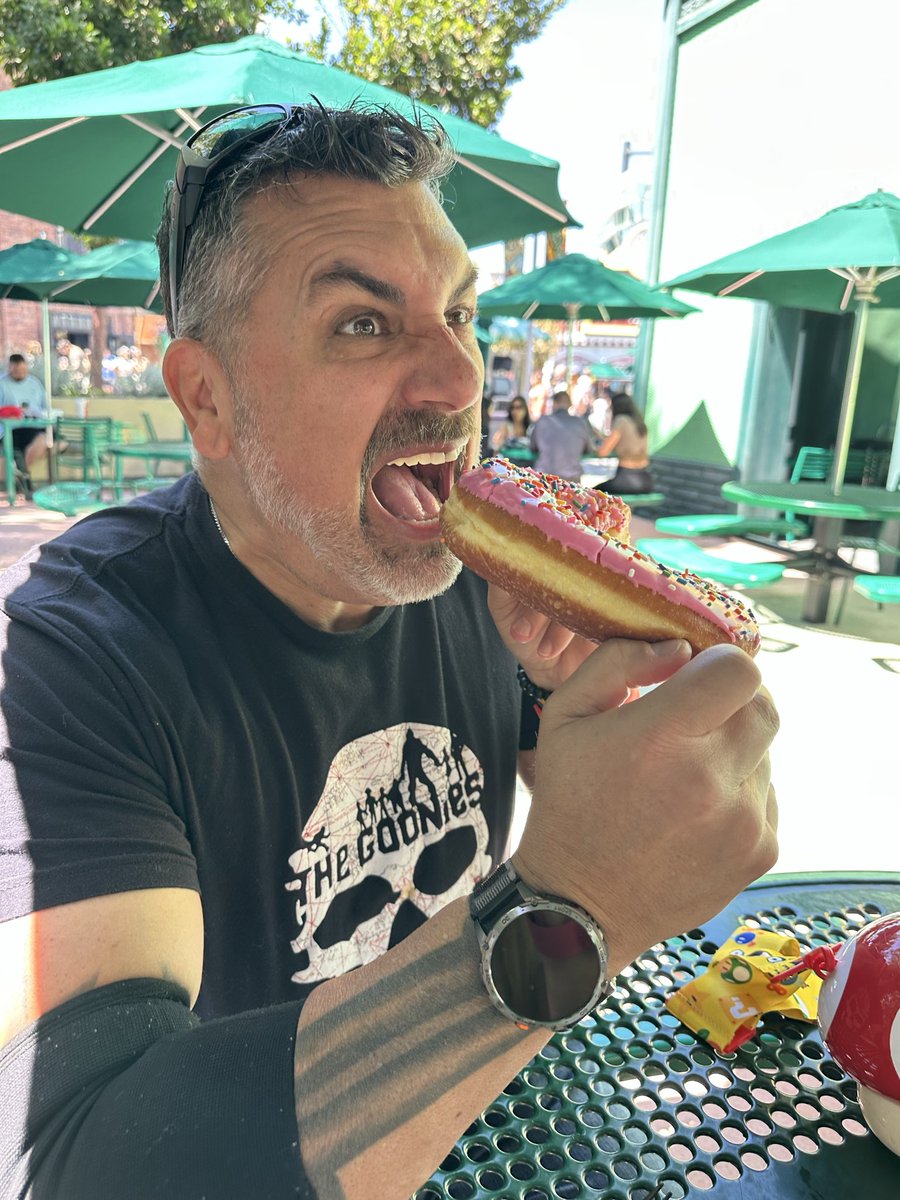 GOOCH_Presents's tweet image. This huge Simpson classic donut "The Big Pink" is massive. We @suitevegan tried and it almost came back up after the Hogwarts 3D ride &amp;amp;©® we had so much fun today, loving these moments. #lifeistooshort #livinglifetothefullest #loveyourself