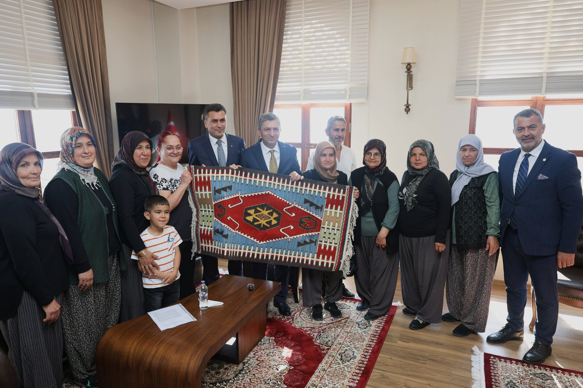 kumlucatso's tweet photo. 📍Kaş

Yönetim Kurulu Başkanımız Fahri Özen, Başkan Yardımcımız Bayram Karagül ve Yönetim Kurulu Üyemiz Mehmet Öztürk, Antalya Valimiz Sayın Hulusi Şahin’in teşrifleriyle Kaş ilçemizde yapımı tamamlanan yeni Hükümet Konağı’nı ziyaret etti.

Ziyaretin ardından, Kaş Gıda İhtisas Organize Sanayi Bölgesi Müteşebbis Heyet Toplantısı gerçekleştirilerek bölgenin ekonomik gelişimine yönelik değerlendirmelerde bulunuldu.

@ozen7 @Menderes_Oktay @RHisarciklioglu @TOBBiletisim @AntalyaValilik