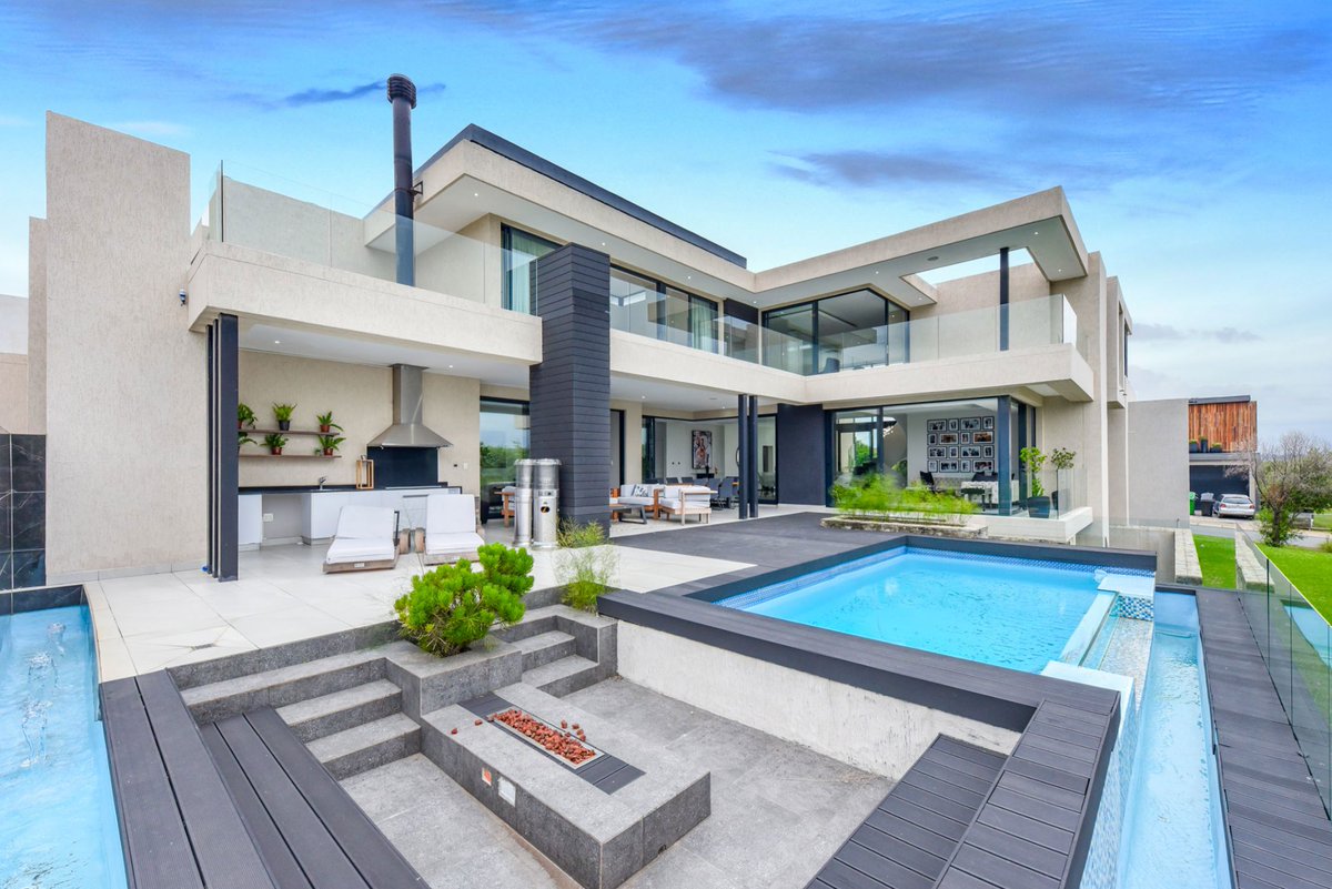 SABC3Topbilling's tweet photo. Right now on #TopBilling… a dream realised. ✨
Designed by Suzette Hammer, this spectacular home was built for a family who grew up watching the show, and always dreamed of one day having their own Top Billing house. 

📺 Now on @SABC3 #TopBillingIsBackOnS3 https://t.co/JEAVceKDd3
