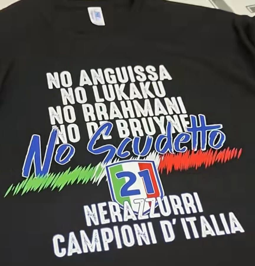 RNesta80's tweet image. Cioè questi nelle magliette celebrative del loro scudetto parlano di noi?

Ma che complessi hanno?

Il bello è che si sentiranno pure spiritosissimi...

Che banda e frate do ca...

#sscnapoli #inter #fns #forzanapolisempre #lanapolibene