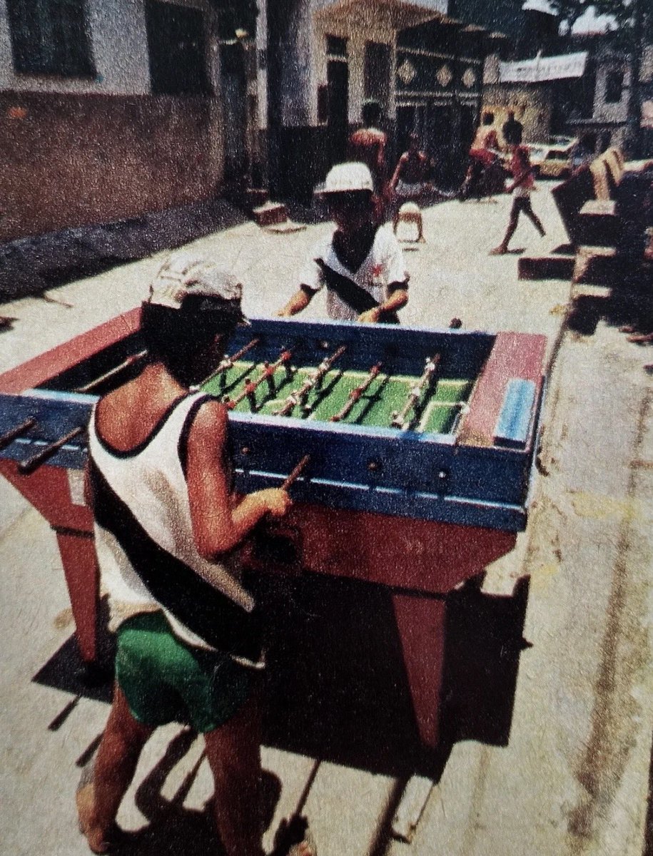 Pequenos torcedores vascaínos se divertindo nos acessos da Barreira do Vasco nos anos 80.