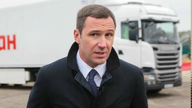 Единорос Денис Буцаев,бывший замминистра природных ресурсов и экологии,ответственный за мусорную реформу — сбежал из России через Минск в Стамбул.

Сейчас Буцаев уже воссоединился со своей семьёй в США, где у них огромный дом в Майями.

Мишустин уволил его только 22 апреля.