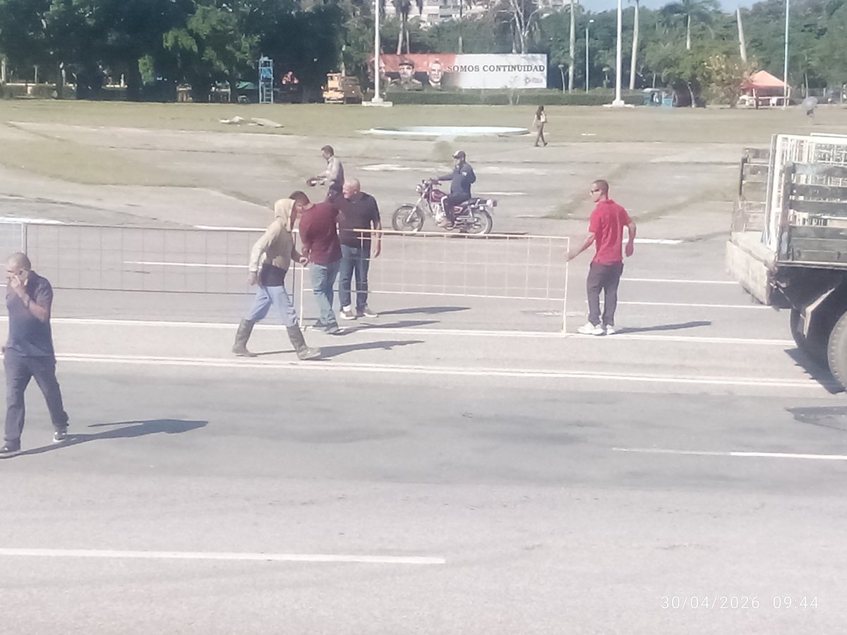 Yanet_SNTCTunas's tweet photo. 🇨🇺 En la Plaza Mayor General Vicente García ya se respira ambiente de desfile #1Mayo. Los #Constructores están presentes en cada detalle de los preparativos. ¡El pueblo tunero dice presente! #LasTunas #PorLasTunasLaVictoria #SíSePuede ✊ https://t.co/0hYzOCf9cN
