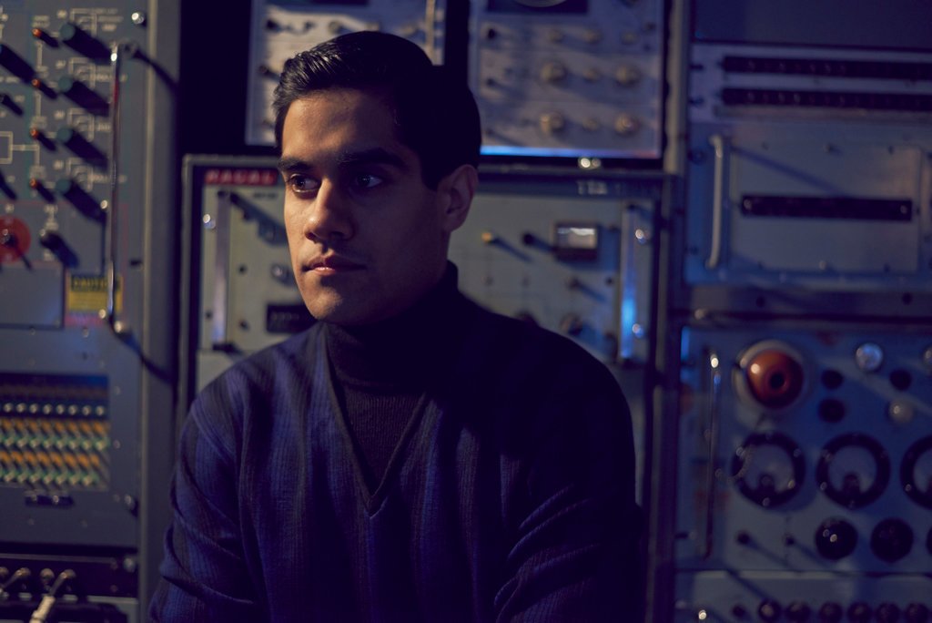 WhovianLife's tweet image. Happy Birthday to Sacha Dhawan! who played Waris Hussein in An Adventure in Space and Time and then The Master in the Whittaker era of Doctor Who! 💜💜💫 #DoctorWho