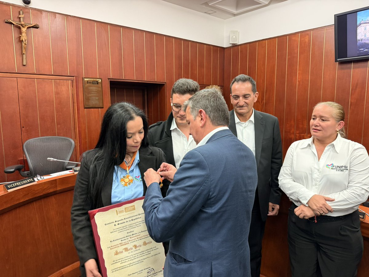 ComisionSegunda's tweet photo. Desde la Comisión Segunda del Senado exaltamos la labor de FUNIPSI (@funipsi_), liderada por Leisa María Borja García, por su compromiso con las víctimas del conflicto.

Esta condecoración reconoce su trabajo en dignificación, acompañamiento y reconstrucción del tejido social. https://t.co/2u46eg1jPZ
