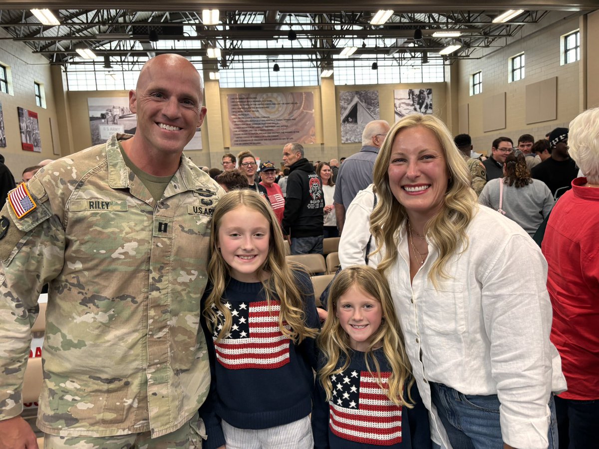 GrassleyPress's tweet photo. Snapshots from Sen. @ChuckGrassley's staff welcoming home @IowaNatGuard service members in Cedar Rapids today.

Thank you for your service and sacrifice to our great nation! 🇺🇸 https://t.co/oaF1VaCod7