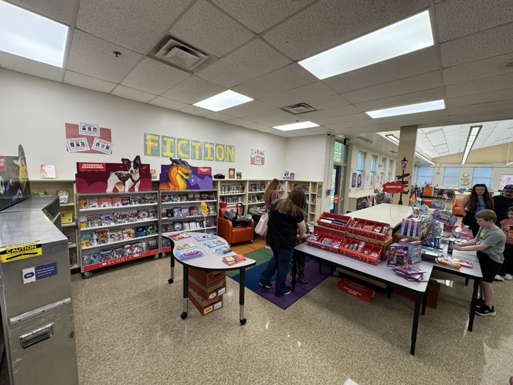 DealeAACPS's tweet photo. What a wonderful Book Fair Night! 📚 Thank you to everyone who came out to support our students and school—we loved seeing our community come together to celebrate reading! And thank you, Ms. Quigley for setting it all up!🦅✨ #DealeEaglesSOAR #AACPSawesome #BelongGrowSucceed https://t.co/2SSHik1bk1