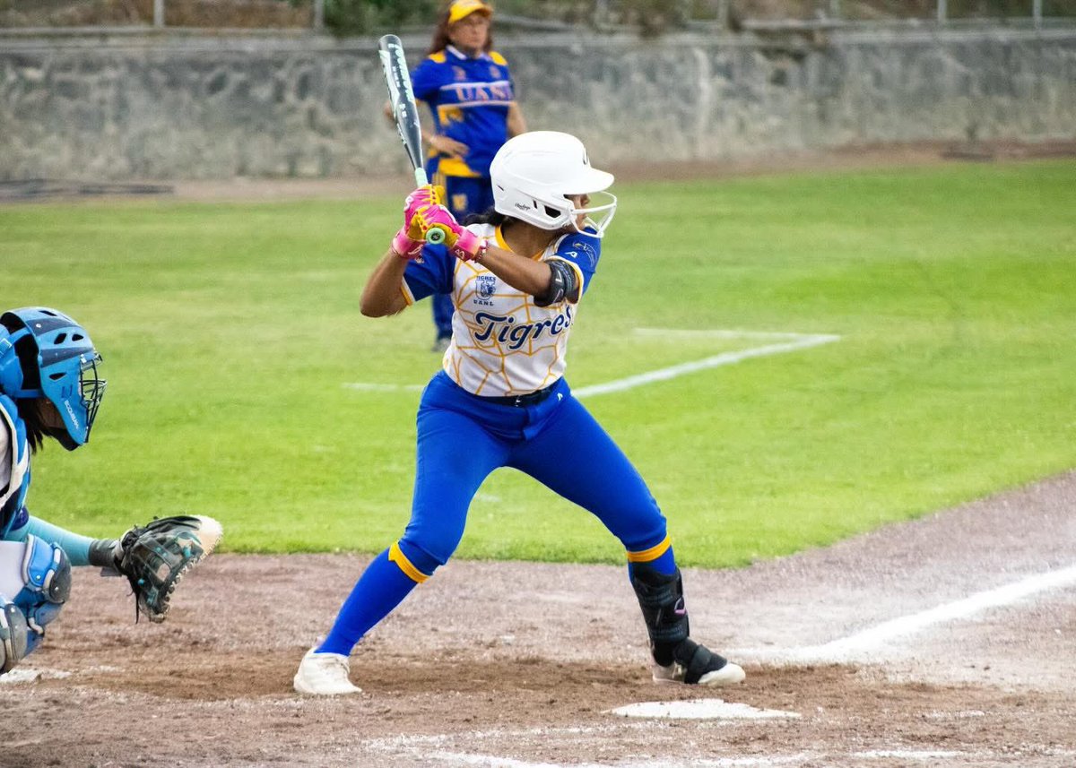 tigresdduanl's tweet photo. 🥎🐯 ¡CAMPEONAS NACIONALES!
Los Tigres de Softbol conquistan el título de ANUIES 2026 tras vencer con contundencia al ITSON en la final. 🏆🔥
Garra, unión y esfuerzo que hoy pintan el diamante de azul y oro. ¡Felicidades, campeonas! 🥇
#SomosTigres #UANL #Softbol #ANUIES2026 https://t.co/377ClKa4yv