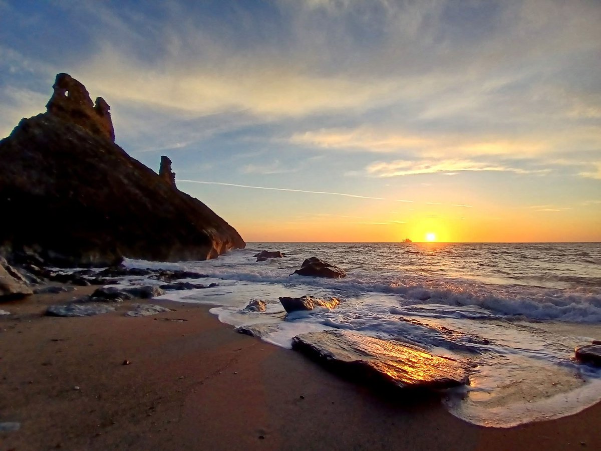 ThisIsIreland3's tweet image. Vibrant Sunrise off Wicklows Black Castle from Travellahawk Beach 🌅🏖️

📍County Wicklow - Ireland ☘️

📸 Pat Davis

#Wicklow #Ireland #Sunrise  #Blackcastle #TravellahawkBeach