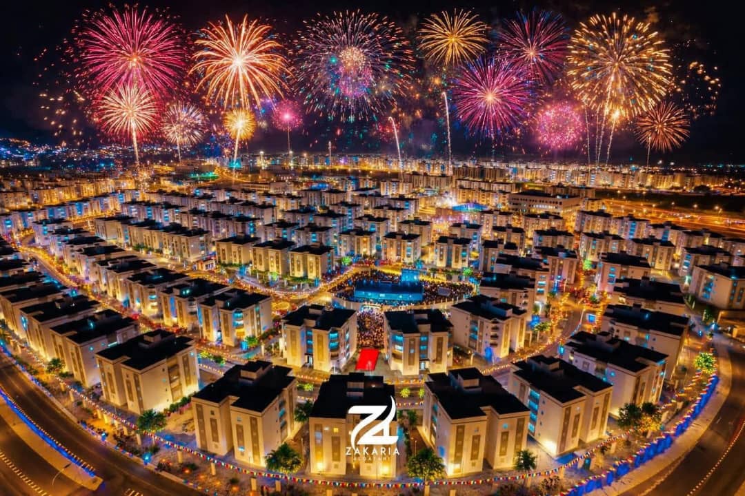 HomelandProj's tweet photo. ألف مبارك لمدينة #درنة_الحبيبة افتتاح «حي السلام» - مشروع الـ2000 وحدة سكنية؛ فالحمد لله الذي بنعمته تتم الصالحات، والحمد لله الذي سخر لهذه المدينة سواعد تبني وتجبر الكسر، ليكون هذا الإنجاز ثمرة عزيمة الرجال بوفائهم لأهل المدينة، وعنواناً لإرادة لا تنكسر مهما اشتدت المحن وتعاظمت التحديات.

#درنة_الزاهرة التي واجهت الكارثة بقلوب ثابتة وصابرة، تعود اليوم لتعلن أمام العالم أن ليبيا قادرة على البناء كما هي قادرة على الصمود، وأن أبناءها حين تتوحد عزائمهم يصنعون من الركام وطناً جديداً يليق بتاريخهم وتضحياتهم.

وإننا إذ نحمد الله على هذا التمام، نثمن ببالغ الاعتزاز الجهود المباركة لـ #صندوق التنمية وإعادة إعمار ليبيا، تلك الجهود التي حولت خارطة الدمار إلى واقع عمراني ملموس ينبض بالحياة والنماء.

اللهم لك الحمدُ أولاً وآخراً.. اللهم اجعله إعماراً مباركاً، واحفظ درنة وأهلها بعينك التي لا تنام، ومُنَّ على ربوع ليبيا بنعم الاستقرار والاعمار والرفعة والوئام.
#مشروع_وطن #إسماعيل_الشتيوي #ليبيا