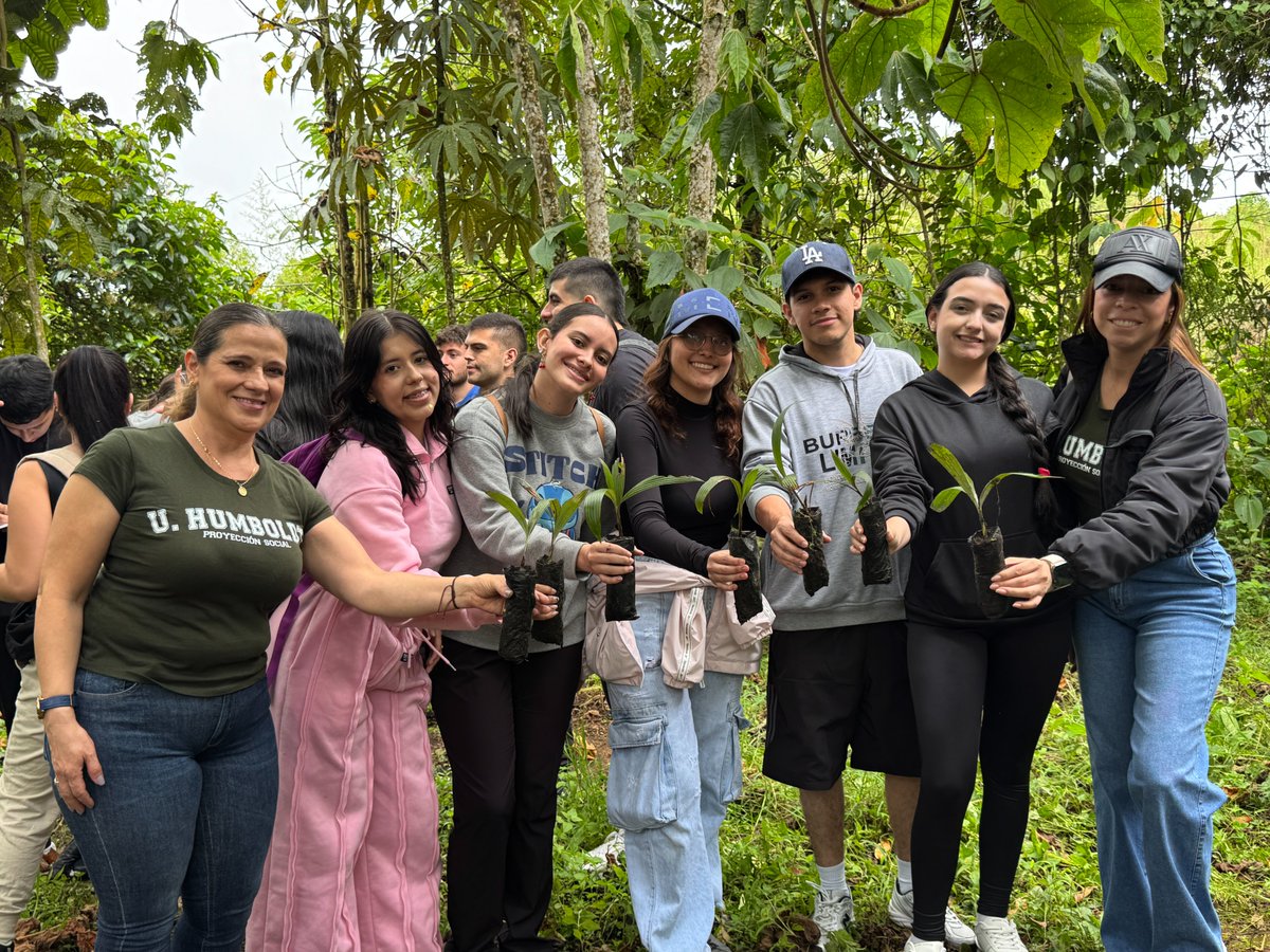 Uvonhumboldt's tweet image. 🌳 Estudiantes, docentes y aliados unieron esfuerzos para sembrar vida, fortalecer la conciencia ambiental y dejar huella en nuestro entorno.

Cada árbol plantado representa esperanza, futuro y responsabilidad.

#fyp #seguidores #universidad #humboldt
