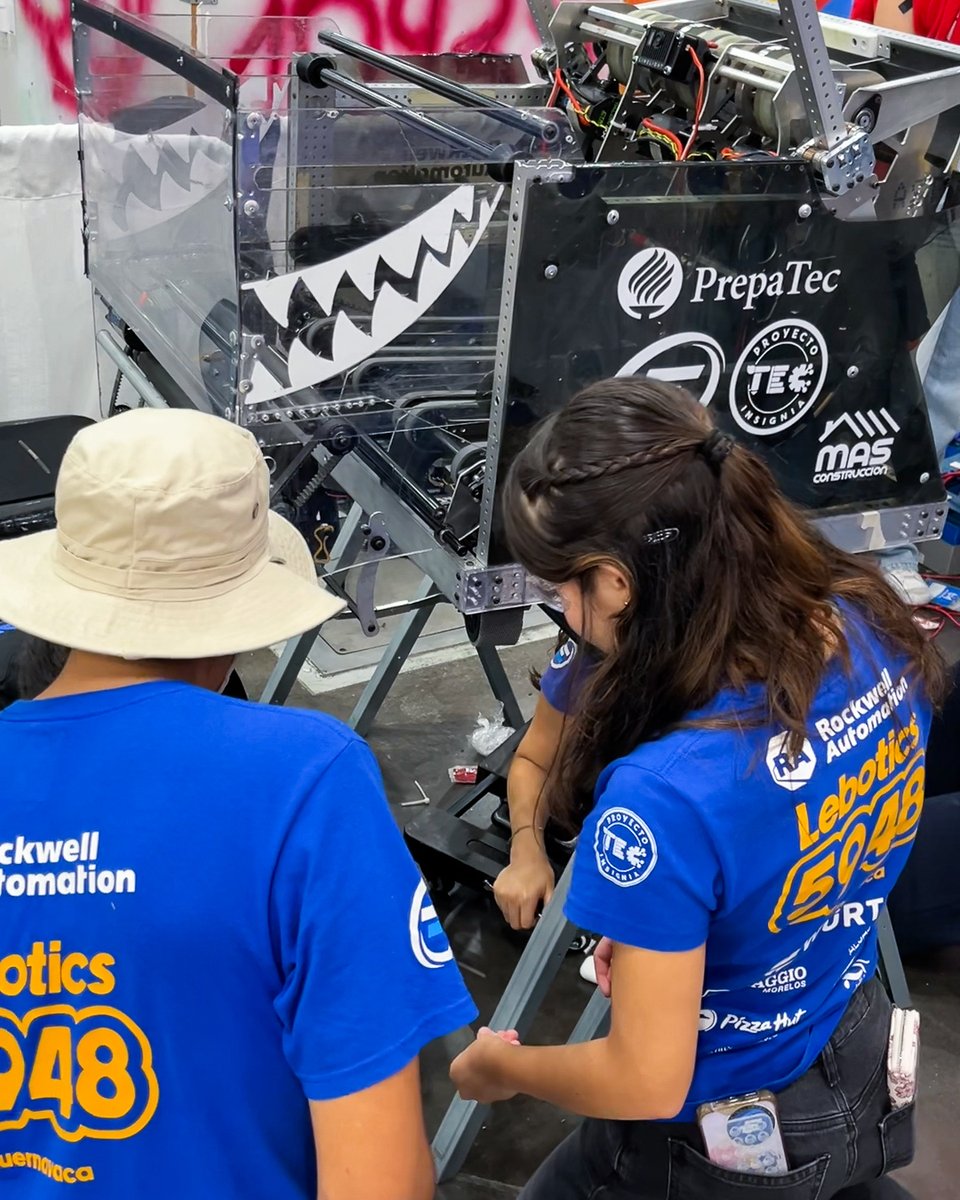 PrepaTec's tweet photo. Más que robótica, esto es adrenalina convertida en competencia y aprendizaje ⚡️
Entre porras, gritos y equipos que lo dan todo en la cancha, vivimos uno de los días más emocionantes de #FIRSTRoboticsCompetition en #Houston. https://t.co/vDCDZhQz4y