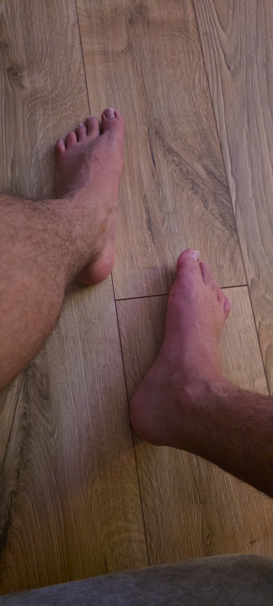 Marcelinio67's tweet image. Zwykłe zdjęcie stóp a ty już masz mokro 😂😂...Pan odpoczywa bo nie musi rano wstawać a ty charujesz na mnie psie i błagasz o podanie kodu dla Pana 😂🥱🥱

#findom #master #slave