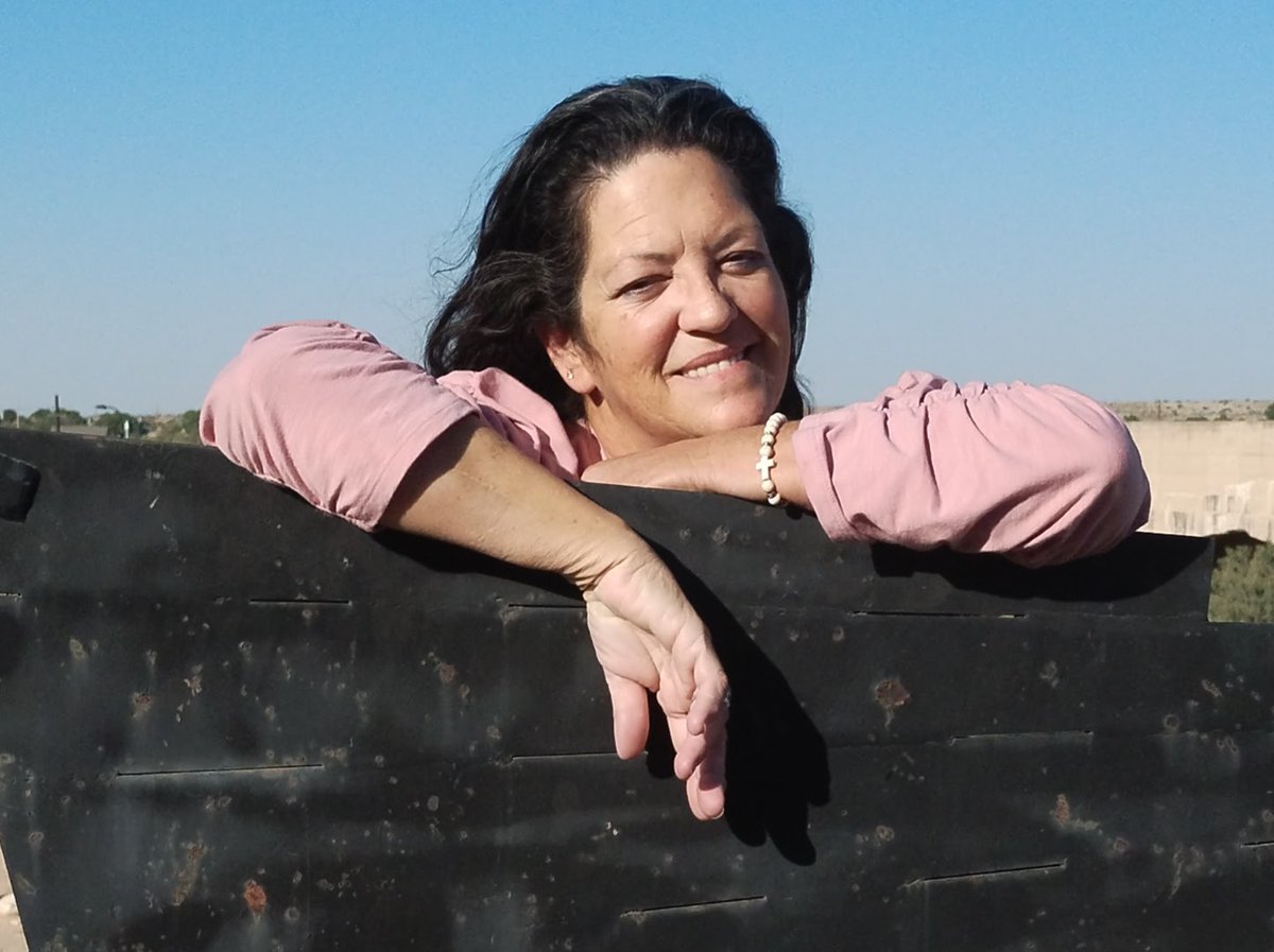 WNMU's tweet image. Attending #WNMU online, Suzette Wilson balanced work, life and personal challenges while pursuing her Master of Arts in Education. Through mentorship and support, she transformed self-doubt into advocacy.
#WNMUgrad #OnlineEducation