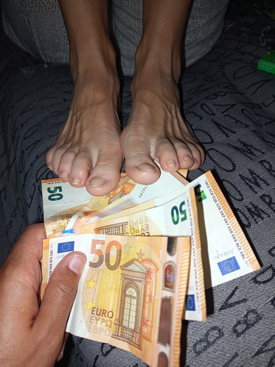 Queen Feet Finder tweet media