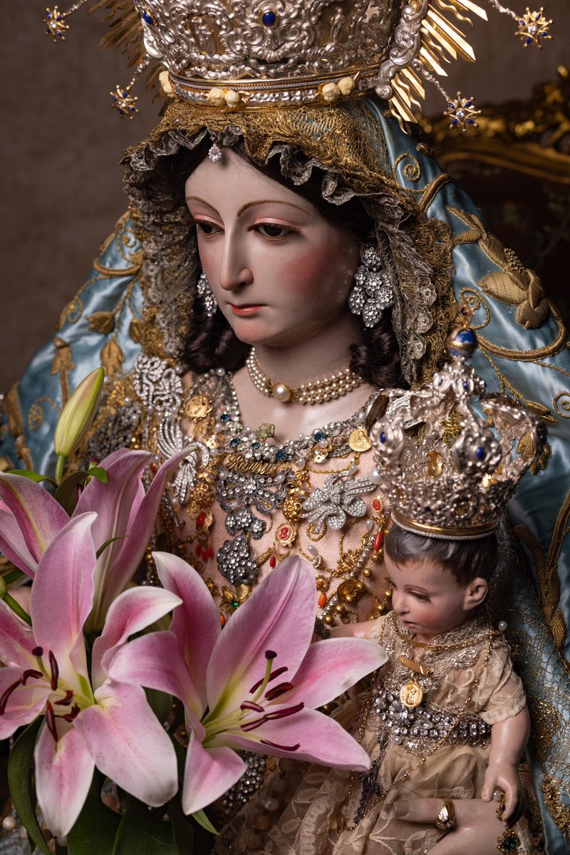 🔷{MAYO DESPIERTA, CON LA MÁS BELLA FLOR DEL EDÉN DE DIOS}🔷

Mayo despierta entre flores
con su perfume y resplandor,
y entre jardines benditos
brilla la Virgen del Rosario.

Como azucena hermosa y pura,
florece llena de amor,
pues en el mes de las flores
ella es la bella flor.