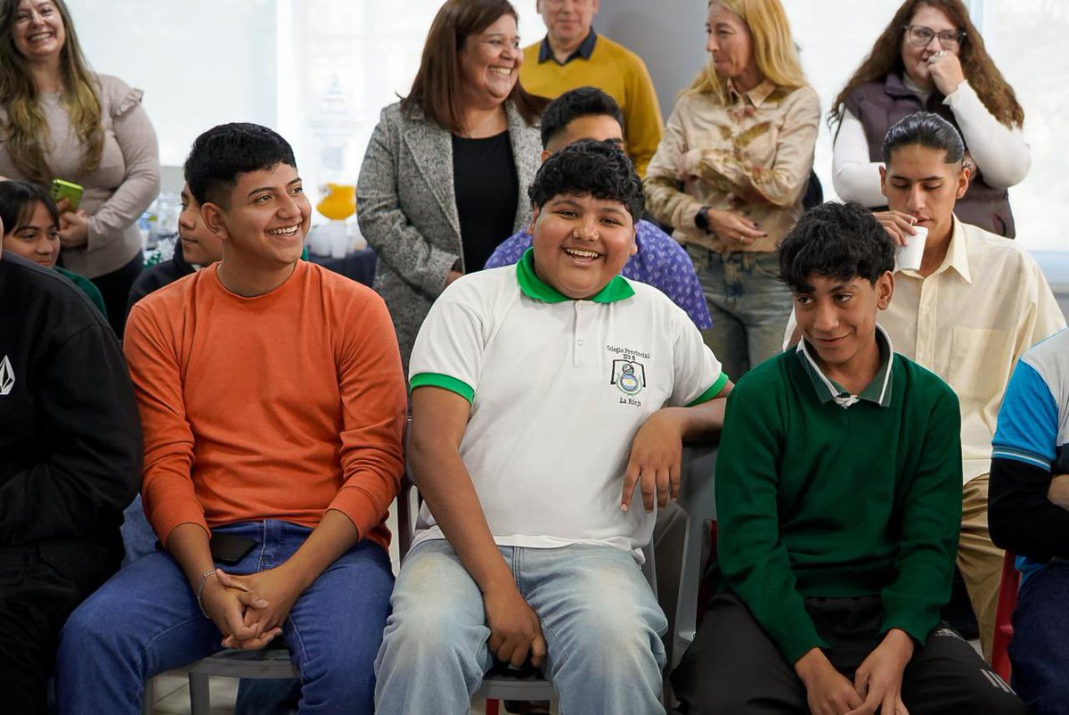 mluz_sc's tweet photo. Hay algo muy valioso que sucede cuando a las y los estudiantes se les da un micrófono, un espacio y la confianza para expresarse: aparecen ideas, compromiso, sensibilidad y una mirada enorme sobre lo que pasa en su comunidad.

Hoy nos encontramos con estudiantes y autoridades de los colegios que participan del programa “Medios Escolares” y fue imposible no emocionarse al ver todo lo que construyeron.

Las radios escolares son mucho más que un proyecto educativo. Son espacios de encuentro, de escucha y de contención. Incluso en momentos difíciles, como las situaciones de amenazas que atravesaron algunos colegios, ellos y ellas supieron abordar lo que ocurría con muchísima madurez, respeto y responsabilidad.

Ahí está la importancia de estos espacios: en enseñar que la palabra puede acompañar, unir y transformar. 🤍