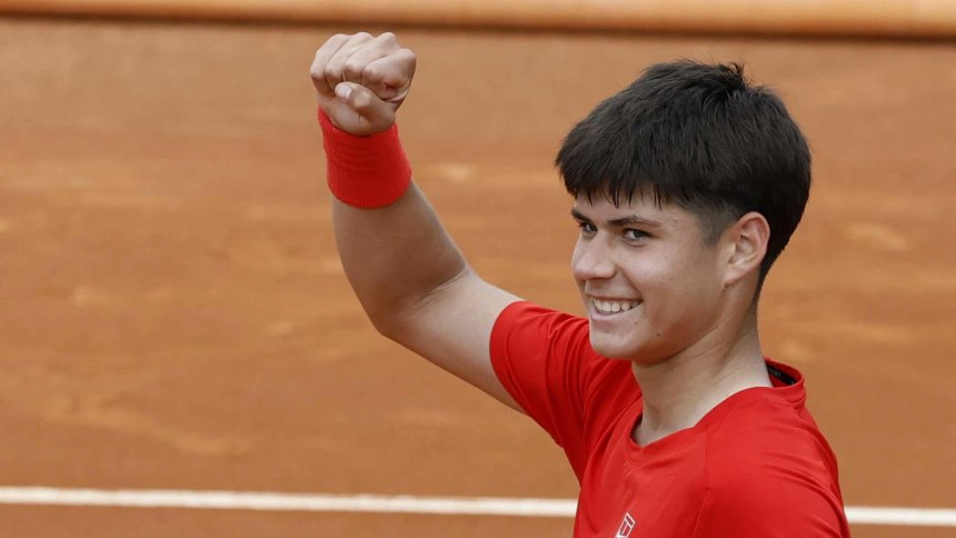 AficionDeporte_'s tweet image. #CarlosAlcaraz regresa a #Madrid para ver ganar a su hermano #JaimeAlcaraz

El murciano estuvo junto a sus padres en la pista 7 del #MutuaMadridOpen para ver el debut de su hermano #Jaime en el torneo sub-16