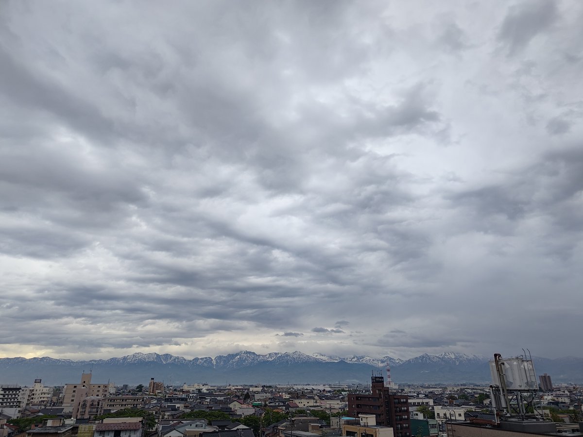 JH9ZAF's tweet photo. おはようございます
5/1 7:00 立山山頂 くもり
気温計、東カメラ停止中
全カメラ着雪
皆様どうかご安全に
#JR9VQ 6~21時稼動予定(予告なく変更(延長・停止)する事あり)
#立山山頂RPT 特小L18-24 24h稼動 ※空中線損傷
#立山山頂DPT デジコミ14ch-gr27 空中線折損 停止中 https://t.co/5JOnOz0aXN