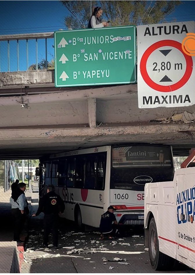 frascaroli's tweet photo. Con el cartel indicador de la altura máxima bien grande igual se metió y con toda el chofer de #Sibus.
Le dieron el carnet d conducir en la misma comuna q a Oscar González? 
Pasa siempre en ese y otros pasos similares.

De paso recordemos q Llaryora nunca dijo ni mú del tema. https://t.co/6gfh8nUa2A
