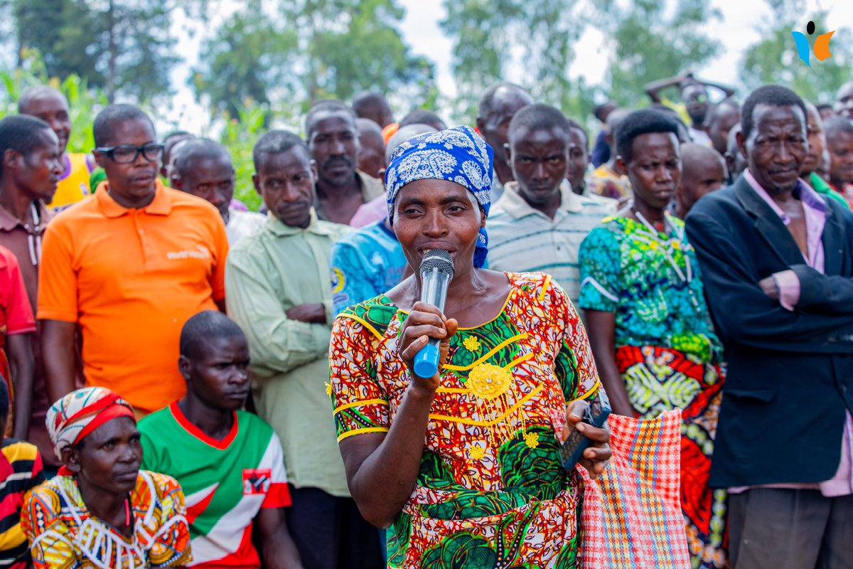 MagazineJimbere's tweet photo. [P]💡 Zone #Ntega, commune #Kirundo: l'entreprise ReNewGen #Burundi éclaire les ménages de la colline #Murungurira, grâce à l'énergie solaire photovoltaïque 

👥 Dans la province de #Butanyerera, commune Kirundo, zone Ntega, un vent nouveau souffle sur la colline Murungurira: les habitants de cette localité utilisent désormais des lampes à énergie solaire, obtenues grâce à l’entreprise commerciale ReNewGen, avec un accès facilité au crédit de la microfinance #UCODE

🙌🏾 Jacqueline, habitant la colline Murungurira, affirme que vivre dans l’obscurité relève désormais du mauvais souvenir. Avec l'usage des lampes solaires,  pointe-t-elle, plus aucune crainte quant aux incendies causés par les bougies ou à la défectuosité des torches: "Ces lampes solaires présentent de nombreux avantages comparativement aux bougies, aux lampes à pétrole ou aux torches fonctionnant avec des piles. Les dépenses hebdomadaires consacrées à l’achat de deux ou trois piles sont désormais économisées et réaffectées à d’autres besoins."

🥳 Abondant dans le même sens, Joachim, également habitant de Murungurira, se réjouit que ses enfants puissent réviser leurs cours le soir sans difficulté grâce à l’éclairage généré par l'énergie solaire. Il apprécie aussi la possibilité de recharger son téléphone et d’écouter la radio grâce à cette énergie: "Avec mes maigres revenus, j'ai réussi à acquérir ces équipements auprès de ReNewGen Burundi, grâce à l’accès facilité au crédit via la microfinance #UCODE. Ainsi, j'encourage les autres à faire de même, pour profiter de l'éclairage de leurs foyers grâce à une énergie renouvelable sûre et à moindre coût"

#Jimbere