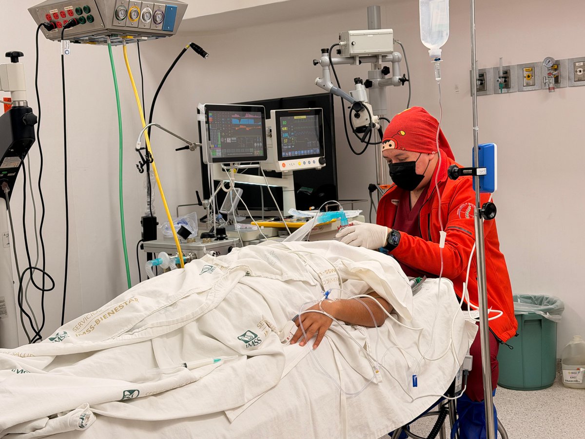 HCentralSLP's tweet photo. Se realizaron dos trasplantes de córnea en el HRAE #IMSSBienestar “Dr. Ignacio Morones Prieto”, brindando nueva oportunidad de ver a dos pacientes. Reconocemos al personal de enfermería, CEyE, oftalmología, anestesiología y a todo el equipo involucrado. #EstoEsIMSSBienestar https://t.co/BbDvNKi9zl