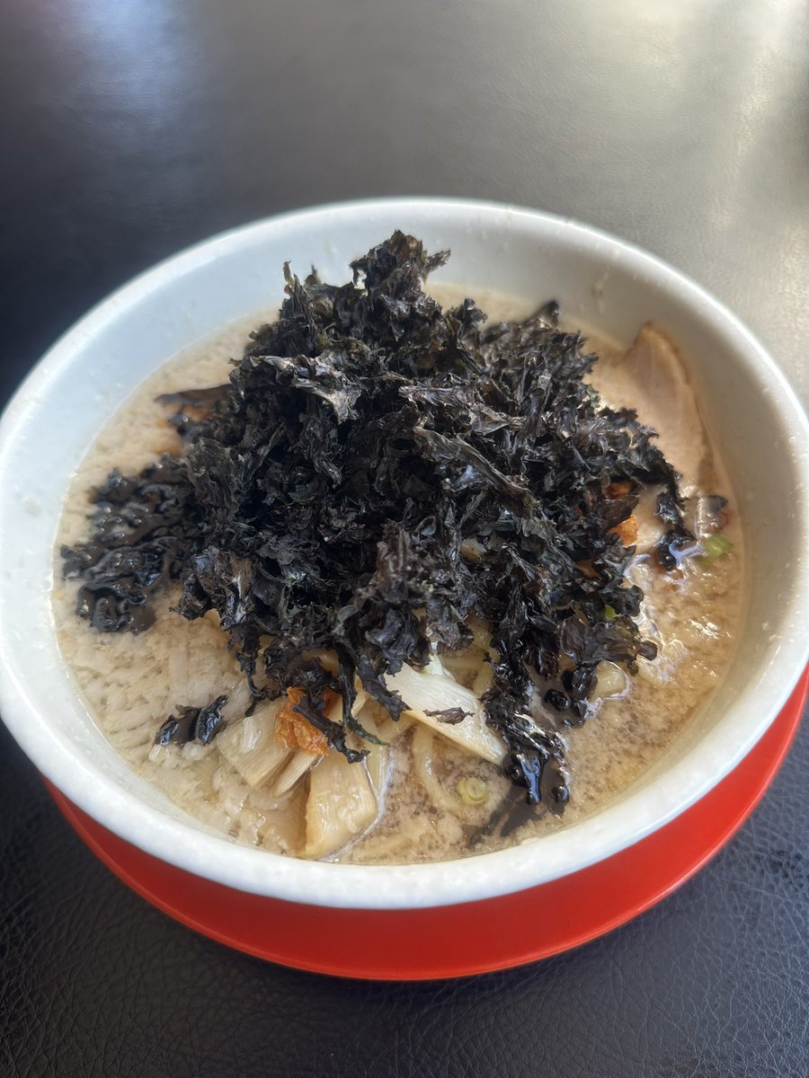 menya_eito's tweet photo. 本日より、限定麺『岩のりら〜めん』始めます😃

背脂醤油スープにたっぷりの岩のり‼︎
岩のりの旨みがスープに溶け込み、ついつい飲み干してしまうくらい味のバランスが最高の一杯🍜
フライドオニオンの香ばしさもいいアクセントになっています👍
人気の高い一杯‼︎是非‼︎ https://t.co/A2vYsUp5eT