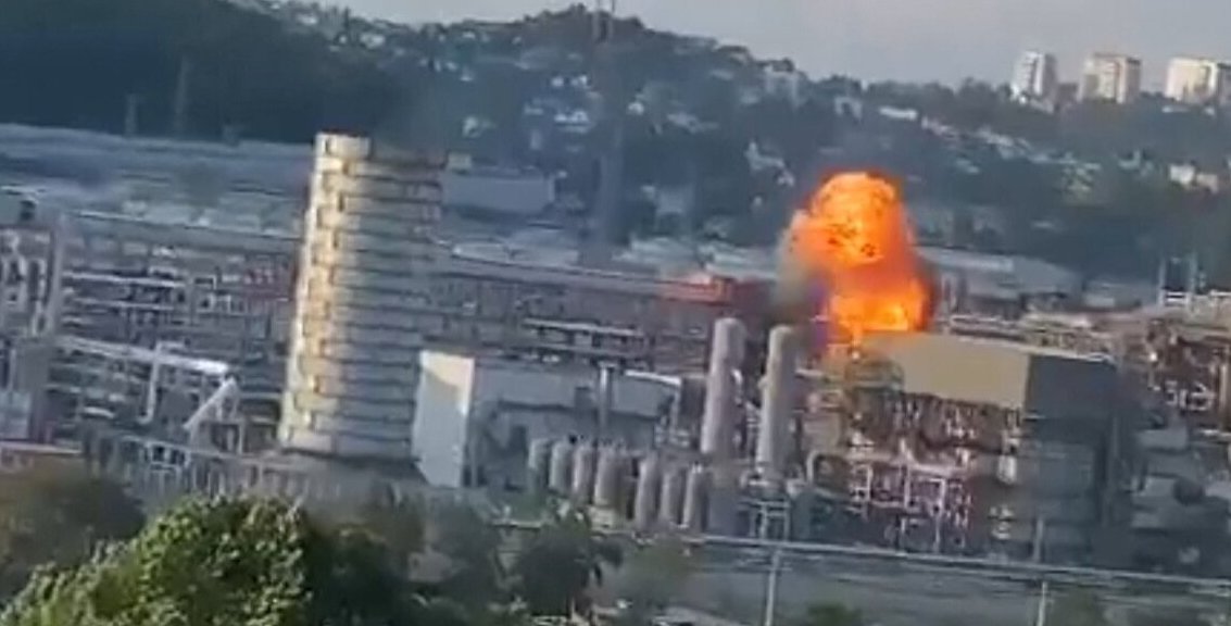 Un ataque con drones contra la refinería de petróleo de Tuapse (Krasnodar) el 29 de abril provocó preocupación ambiental en la zona. Residentes locales reportaron contaminación por derrames de petróleo, con testimonios que describen “aceite cayendo literalmente del cielo”.