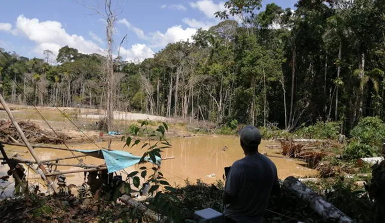 PERÚ
En el contexto de las elecciones presidenciales y legislativas, diversos medios destacaron la falta de planes concretos de la mayoría de los partidos políticos para enfrentar la minería ilegal de oro en la Amazonía peruana. Esta actividad sigue expandiéndose a nuevas zonas.