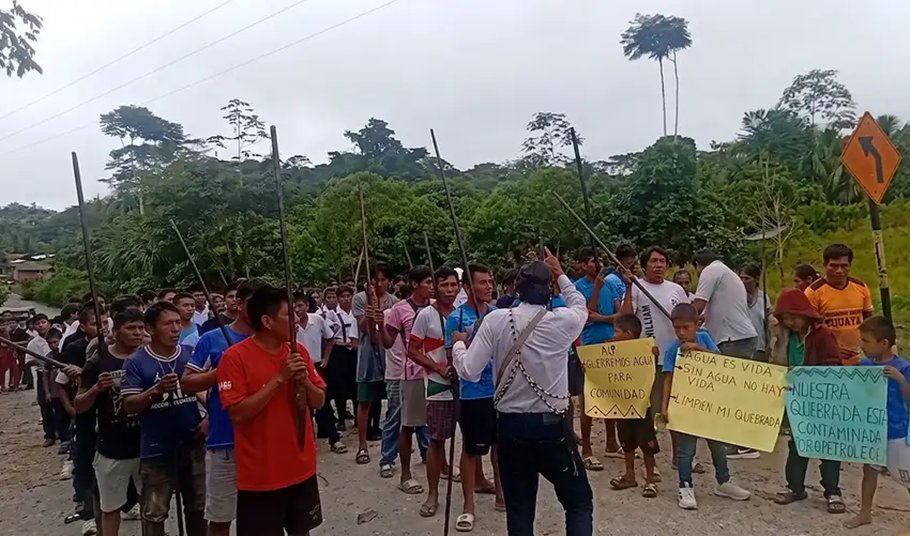 Las comunidades awajún de Manseriche, incluyendo Pijuayal y zonas como Sinchi Roca, continúan con bloqueos de carretera y medidas de control territorial por la falta de atención estatal y remediación tras el derrame en el kilómetro 315 del Tramo II del Oleoducto Norperuano (ONP).