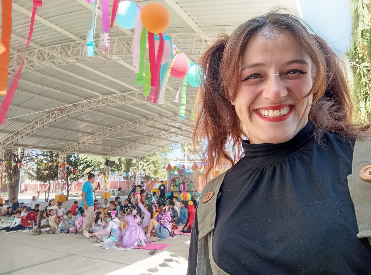 Gissel Luna (cuenta cuentos) de la Compañía Mítica de Zancos de la UAEH, Trotacielos en la escuela primaria Vicente Guerrero, en Nopantepec, Edo. De México. Un excelente ambiente para festejar el Día de las Infancias.

#CulturaUAEH #SomosCultura #UAEH