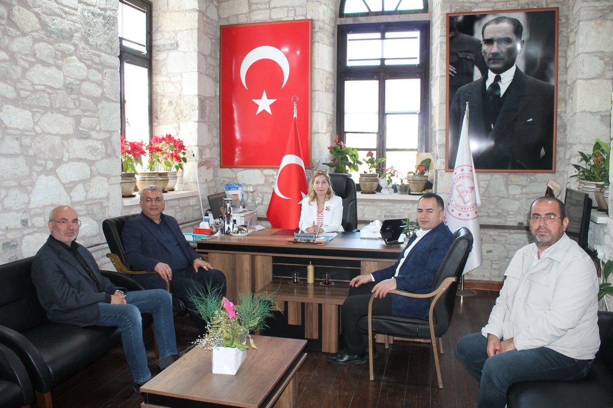_AliKaya's tweet photo. Foça İlçe Millî Eğitim Müdürü Sn. Deniz Güçlüer’i ziyaret ettik.

Eğitim çalışanlarımızın beklentileri, çalışma hayatına dair güncel gelişmeler ve sendikal kazanımlar üzerine istişarelerde bulunduk. Misafirperverlikleri için kendilerine teşekkür ediyoruz.

Ardından Foça Recep Kerman Spor Lisesi’ni ziyaret ederek üyelerimizle bir araya geldik.

#EğitimBirSen #Ebsİzmir1