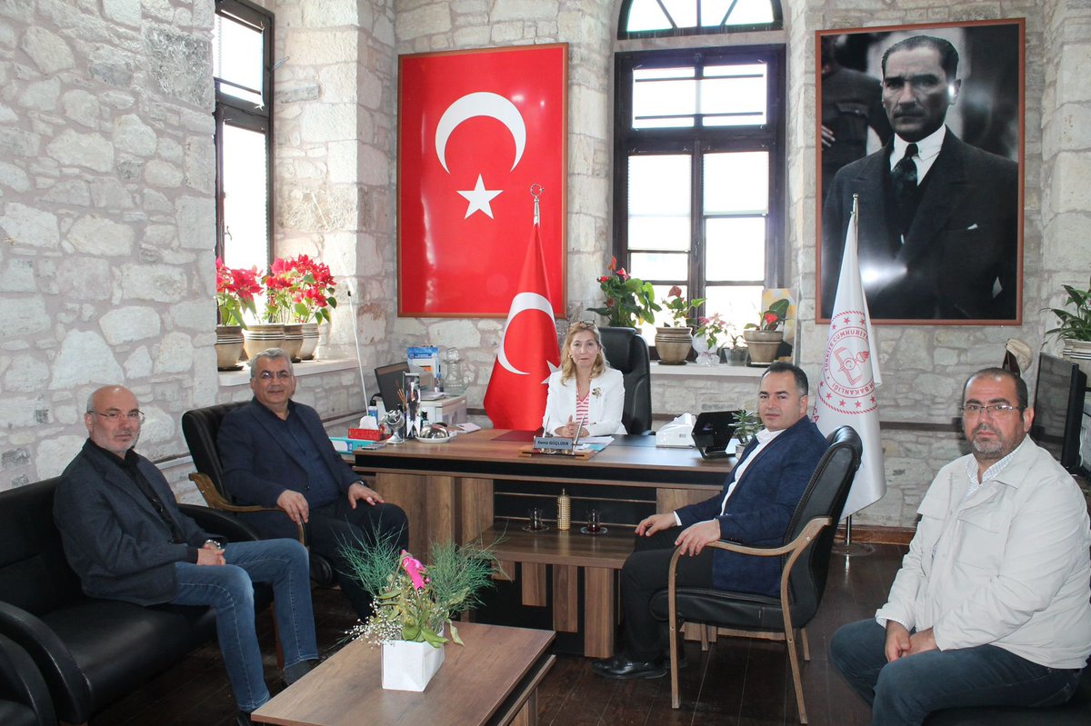 _AliKaya's tweet photo. Foça İlçe Millî Eğitim Müdürü Sn. Deniz Güçlüer’i ziyaret ettik.

Eğitim çalışanlarımızın beklentileri, çalışma hayatına dair güncel gelişmeler ve sendikal kazanımlar üzerine istişarelerde bulunduk. Misafirperverlikleri için kendilerine teşekkür ediyoruz.

Ardından Foça Recep Kerman Spor Lisesi’ni ziyaret ederek üyelerimizle bir araya geldik.

#EğitimBirSen #Ebsİzmir1