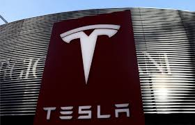 ltyffde's tweet photo. #Tesla Semi is finally rolling off the line — and the stock barely blinked.

First high-volume production Semi? ✅
Oil prices up? ✅ (That helps trucking economics)
Stock reaction? +0.2% premarket. Basically flat https://t.co/zQqTsLrIeo