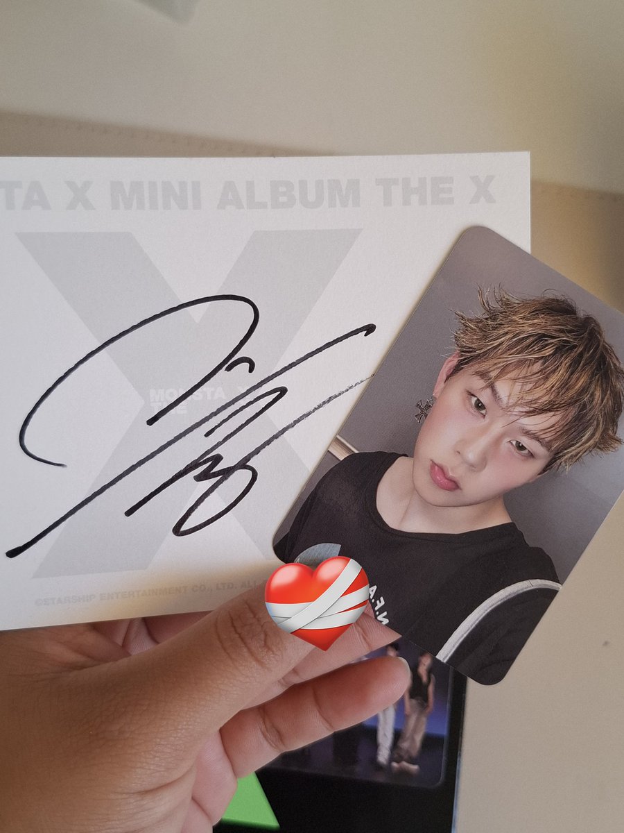 ykhyungwon's tweet image. Ayer me llegó mi álbum The X con la firma de un Monsta y estoy muy feliz por todo, me tocó la pc bendita de las pelucas y la firma de Joo 😭

#MONSTAX @OfficialMONSTAX #TheX